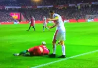 VIDEO – Lichtsteiner kicks Andre Silva in Portugal-Switzerland