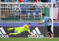 Alessandro Plizzari shines: two miracles and a penalty saved