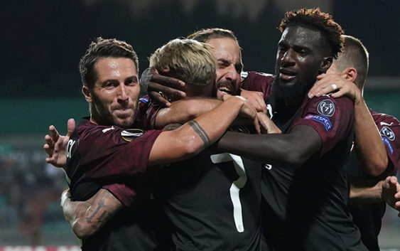 Gonzalo Higuain celebrates goal in Dudelange-AC Milan